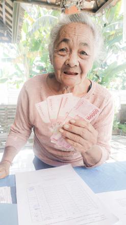 Pemberian Bantuan Tunai Langsung (BLT) Kepada Masyarakat yang Membutuhkan.